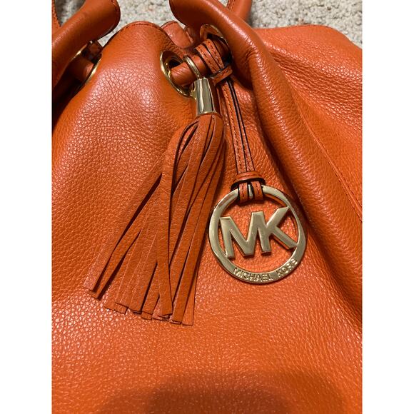 MICHAEL KORS, LARGE ORANGE PEBBLED LEATHER SHOUDLER BAG - Picture 15 of 16